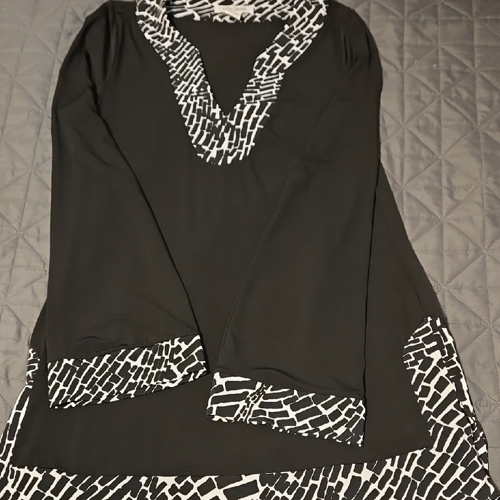 White House-Black Market Black and White Tunic Top